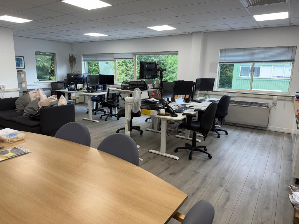 Lot: 94 - COMMERCIAL PART POSSESSION PRODUCING £16,200 PER ANNUM - First floor offices with two front windows